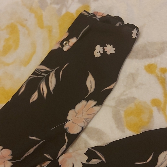 Semi-lowcut,floral blouse,size 4 ~ brand RICKI'S - Picture 2 of 4